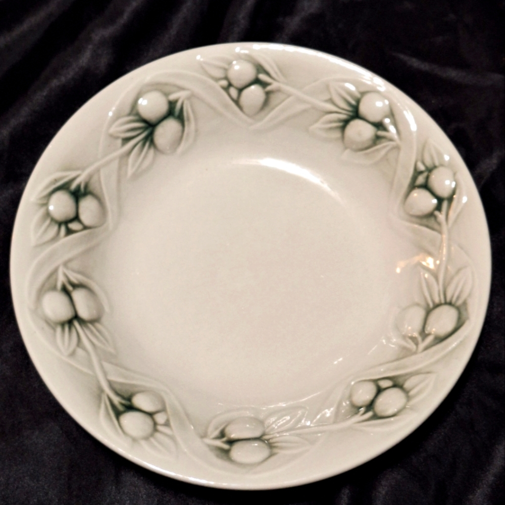 Like New Pasta Bowl~Embossed Olives~Serving Bowl~Salad~10 1/4 Inch~Vines